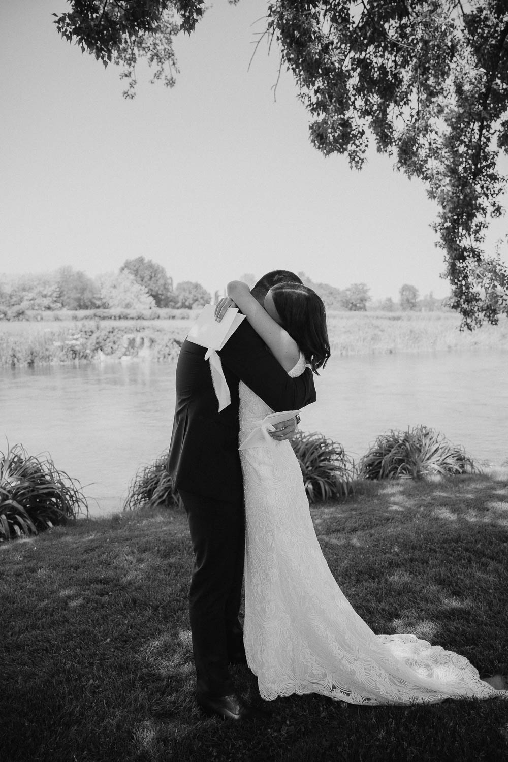 Emotional first look moment at La Finestra Sul Fiume