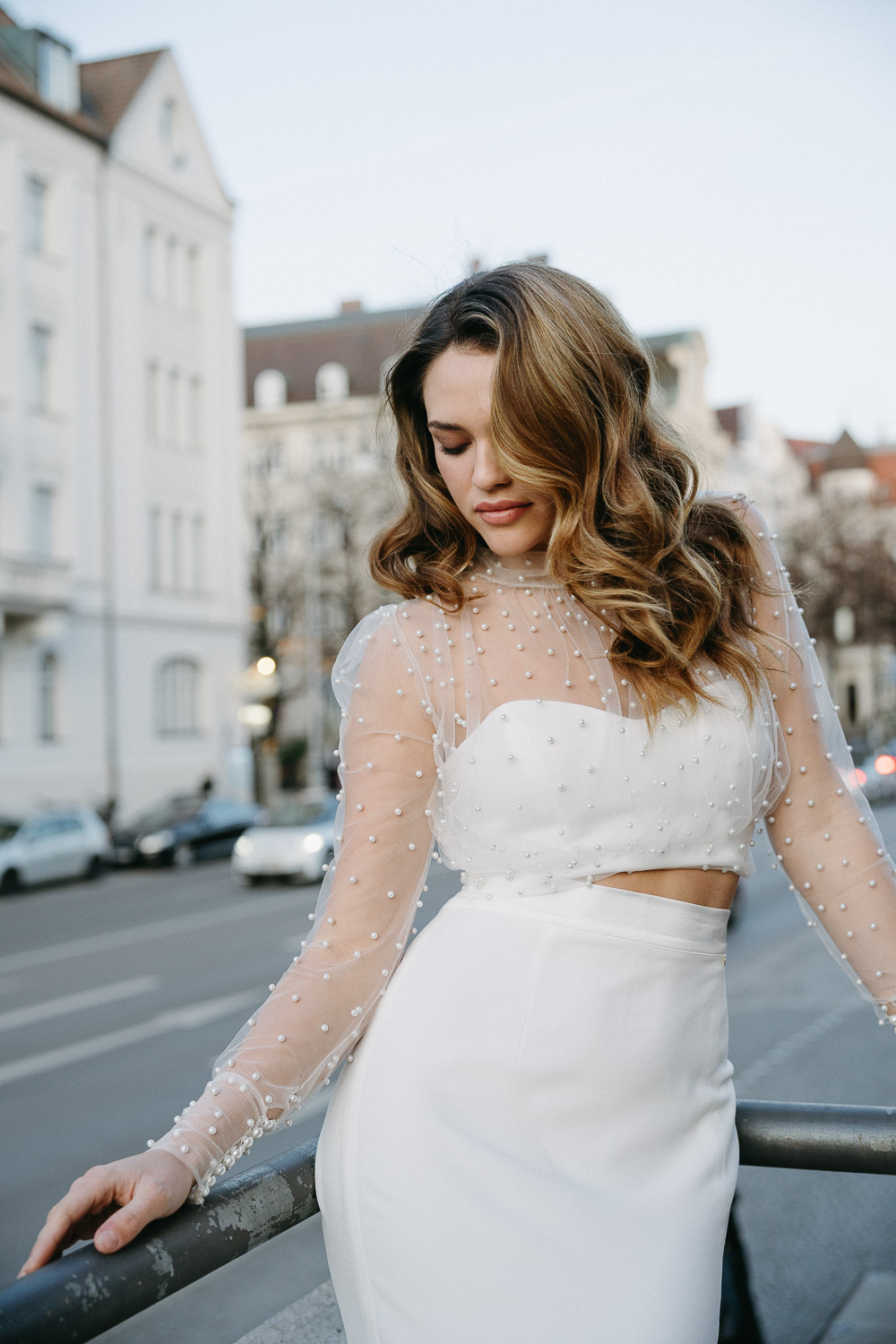 Portrait einer Braut in einem eleganten Zweiteiler in der Berliner Innenstadt