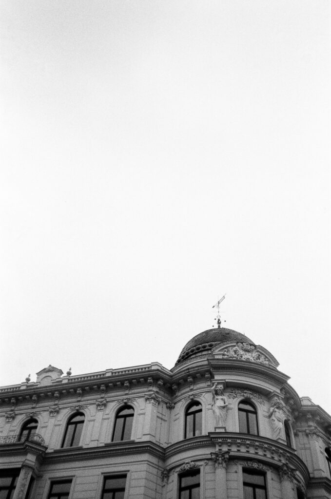 Ein altes Barrockes Gebäude in Berlin analog fotografiert