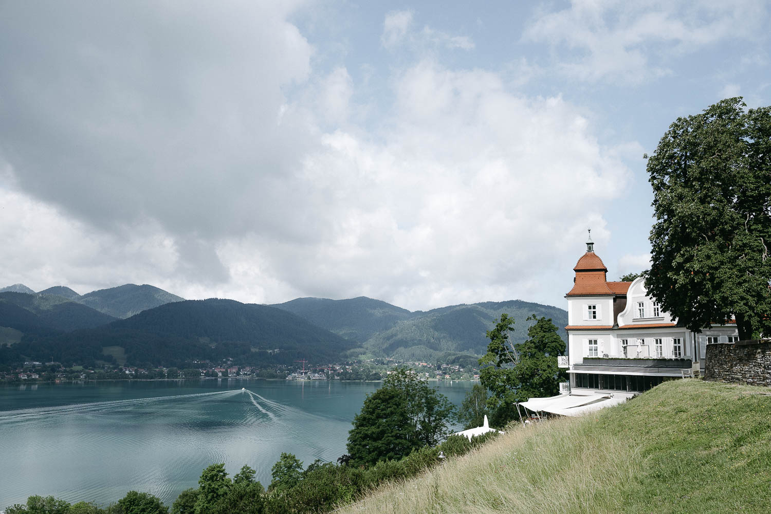 Hochzeit am Tegernsee mit Seeblick und dem Hotel Das Tegernsee in malerischer Naturkulisse