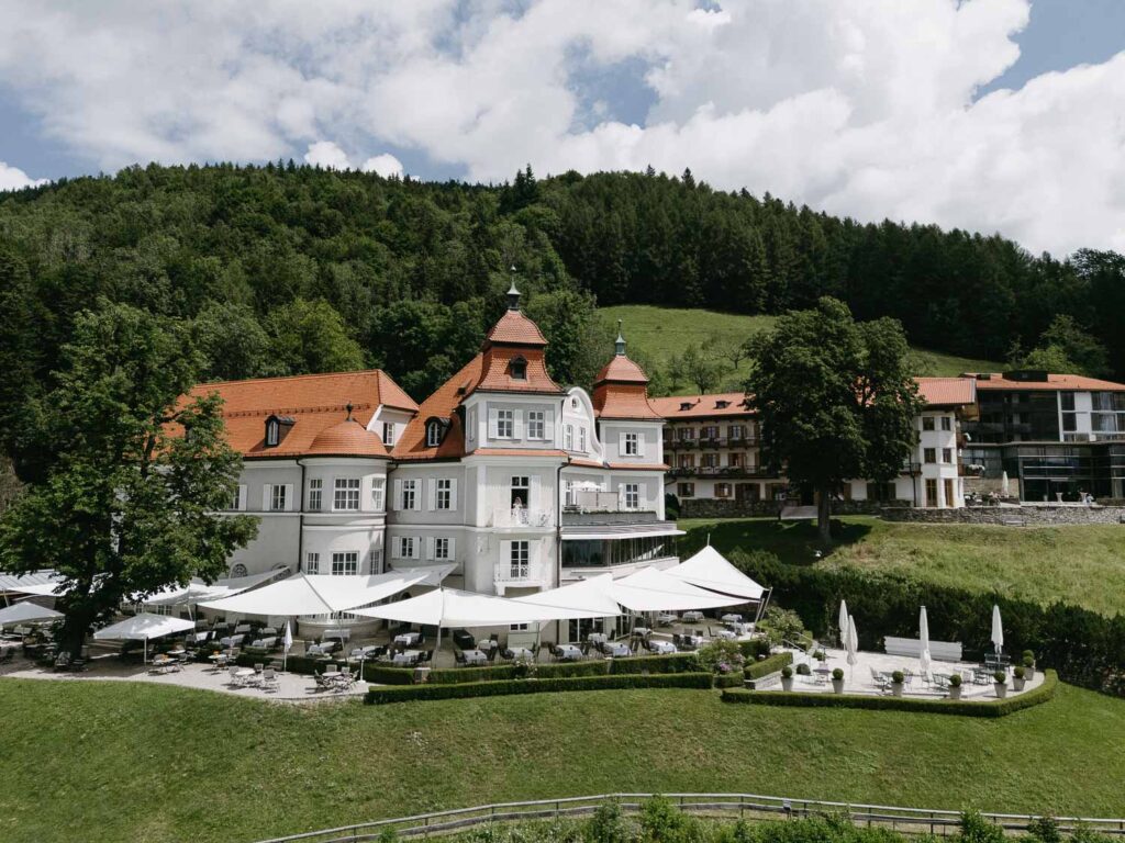 Romantische Hochzeitslocation Das Tegernsee mit Blick auf Alpen und Schlossgarten