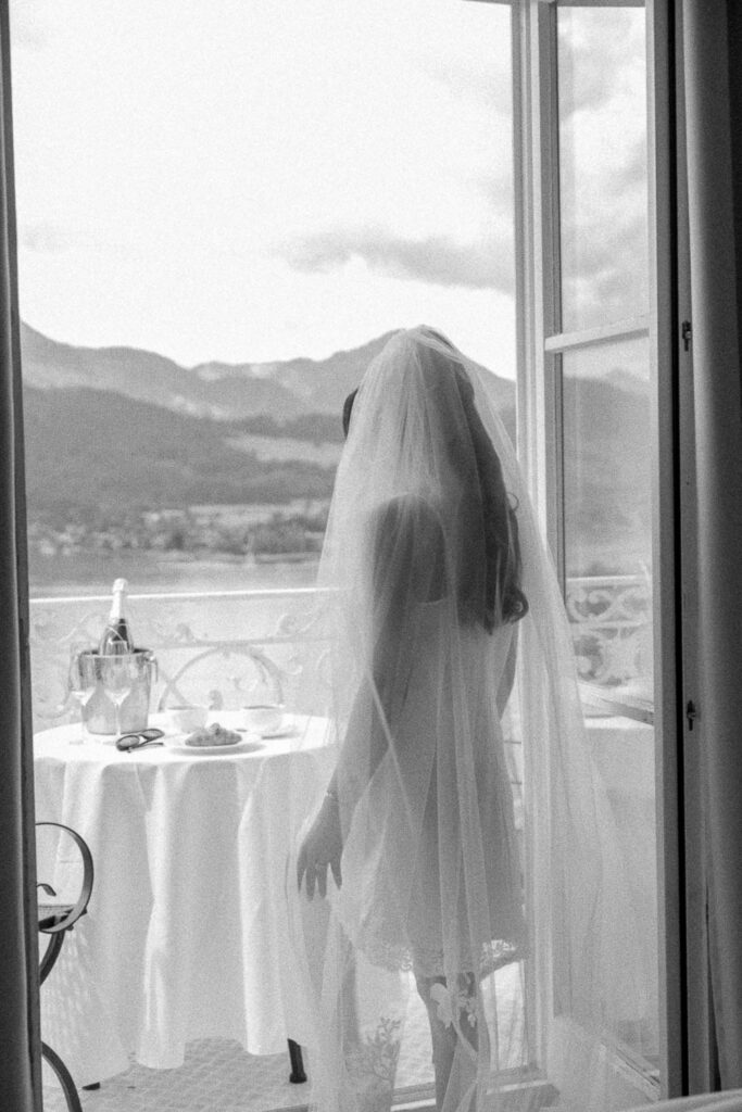 Braut im Hotelzimmer mit Blick auf den Tegernsee vor der Hochzeitsfeier