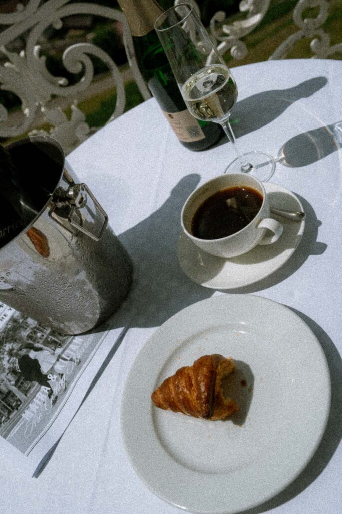 Analoges Foto vom Frühstück mit Kaffee und Croissant vor der Hochzeit am Tegernsee