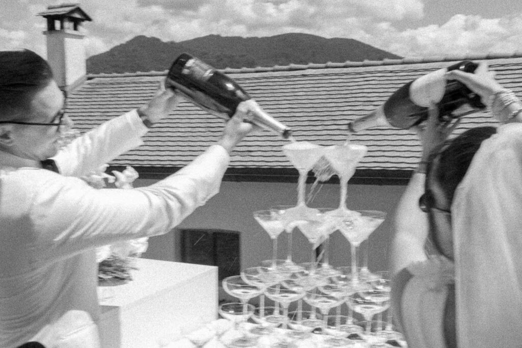 Brautpaar füllt den Champagner Tower mit Moet bei Hochzeit am Tegernsee