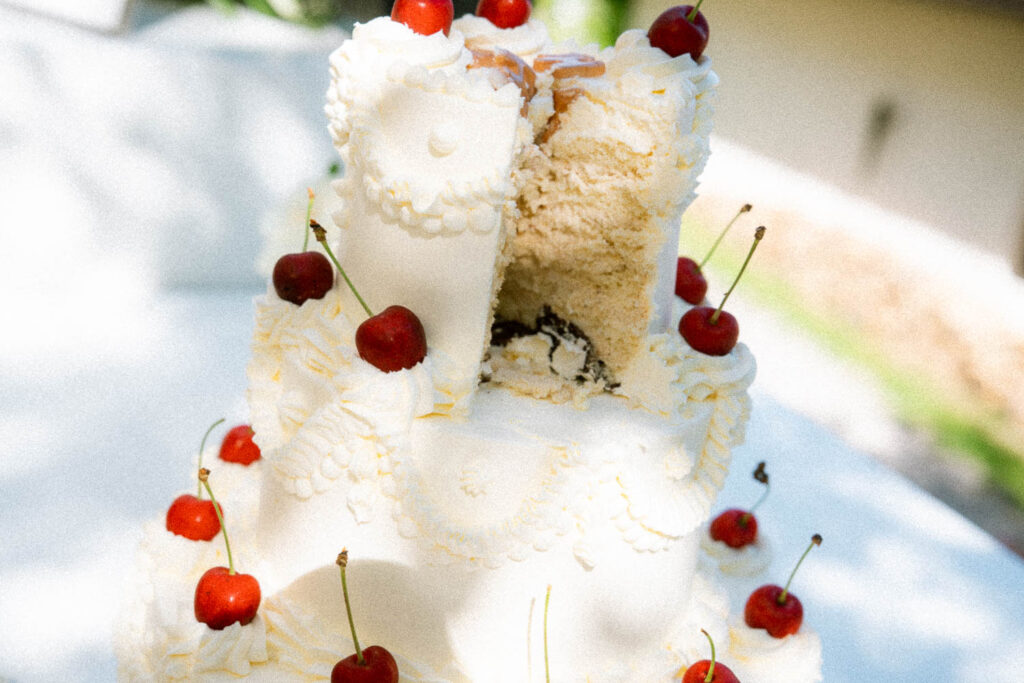 Hochzeitstorte mit Kirschen im Sommer bei einer Hochzeit am Tegernsee