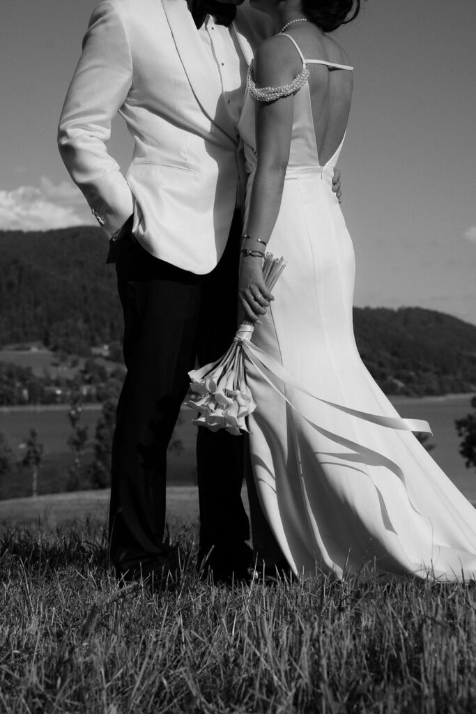 Elegantes Brautpaar-Shooting am Tegernsee mit Blick auf den See