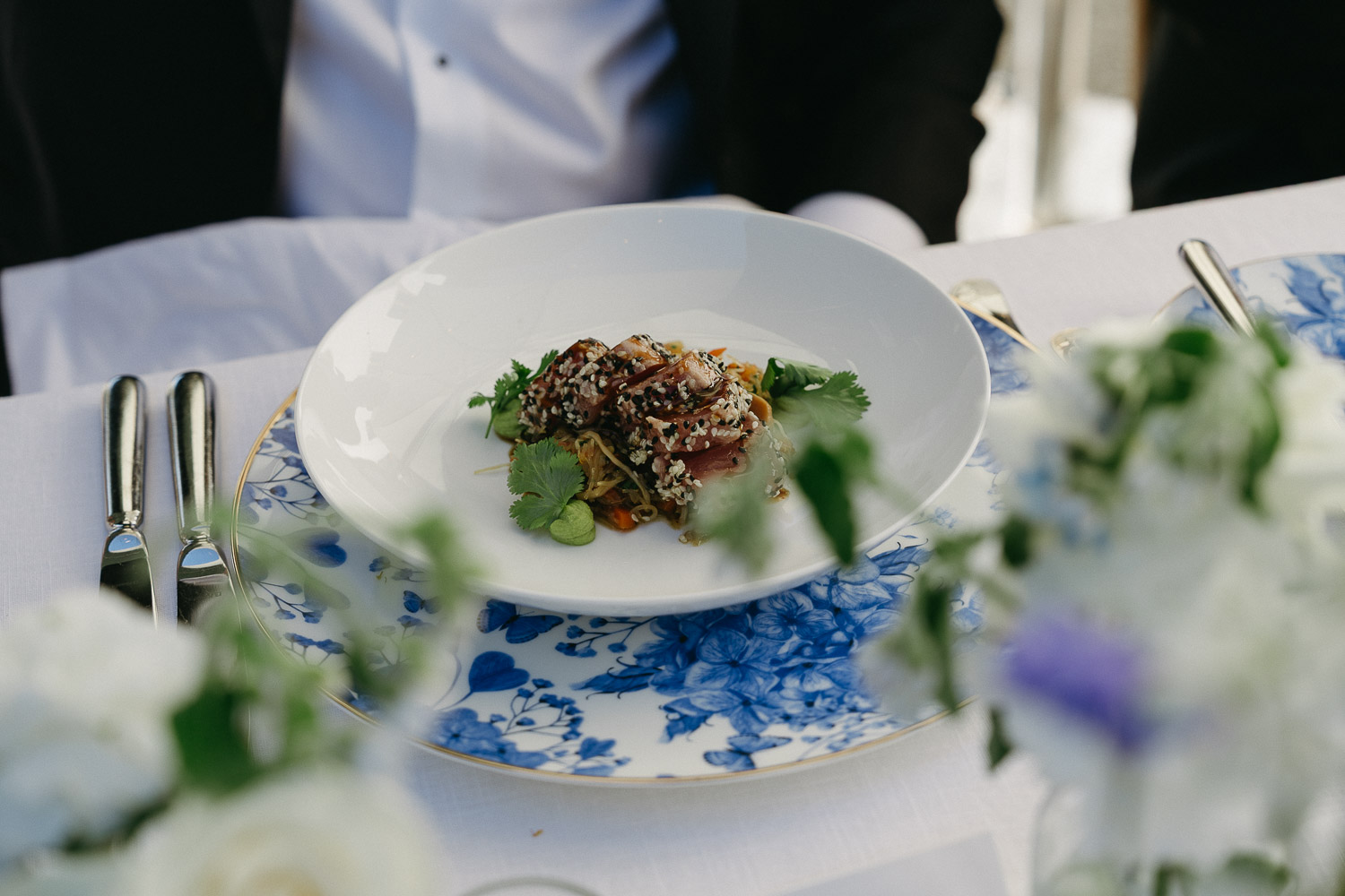 Hochzeitsdinner am Tegernsee mit elegantem Gourmetgericht und festlicher Dekoration